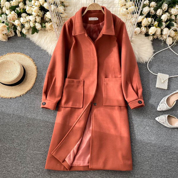 Hosszú női kabát klasszikus gallérral és zsebekkel