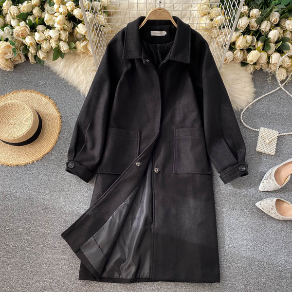 Hosszú női kabát klasszikus gallérral és zsebekkel