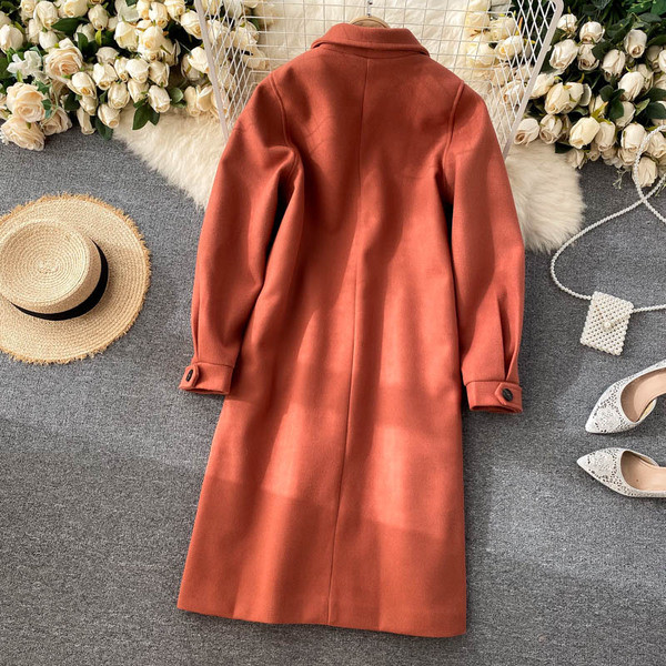 Hosszú női kabát klasszikus gallérral és zsebekkel