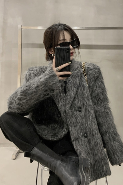 Нов модел пухено дамско палто с класическа яка и копчета