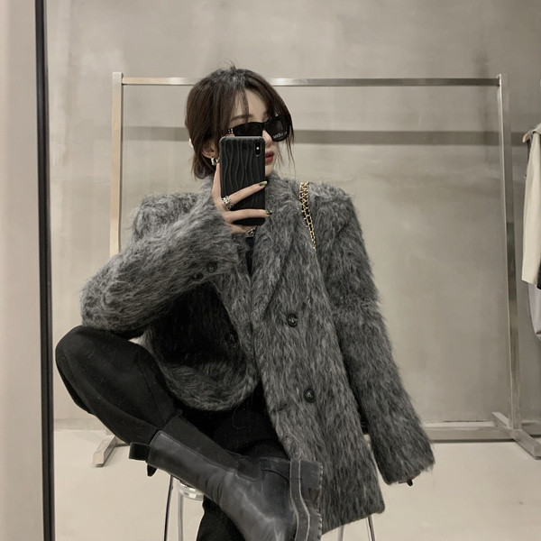 Нов модел пухено дамско палто с класическа яка и копчета