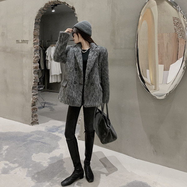 Нов модел пухено дамско палто с класическа яка и копчета