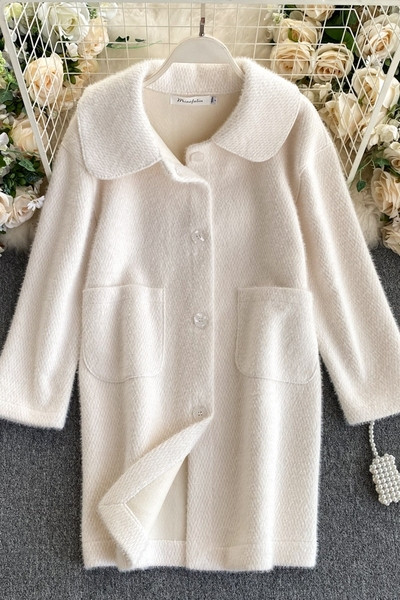 Puha női hosszú kabát gombokkal és zsebekkel