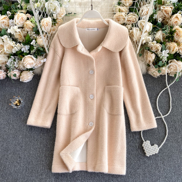 Puha női hosszú kabát gombokkal és zsebekkel