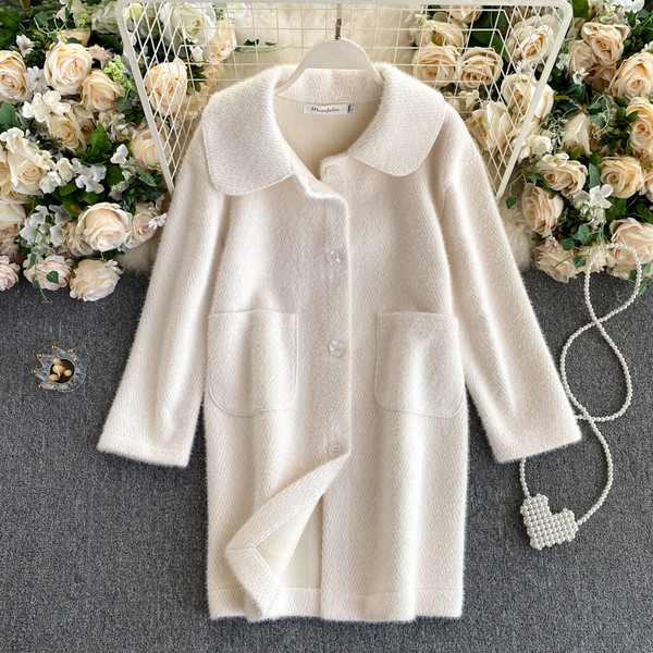 Puha női hosszú kabát gombokkal és zsebekkel