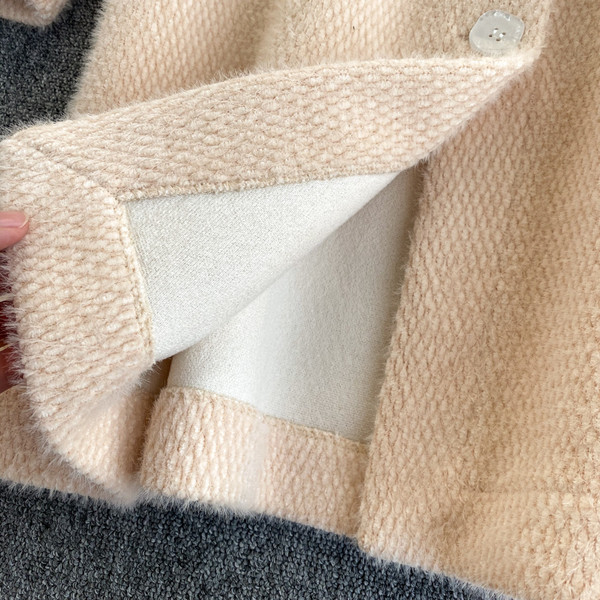 Puha női hosszú kabát gombokkal és zsebekkel