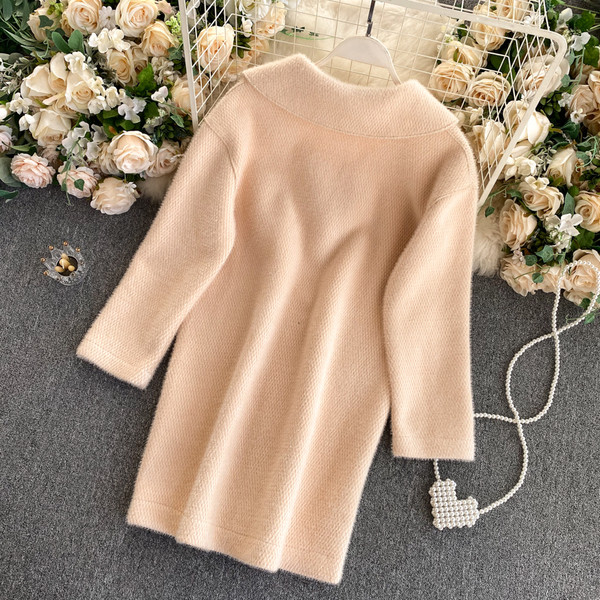 Puha női hosszú kabát gombokkal és zsebekkel