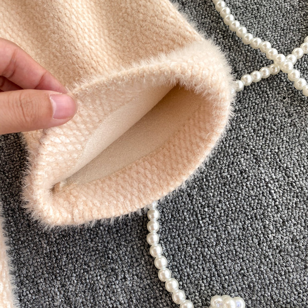 Puha női hosszú kabát gombokkal és zsebekkel