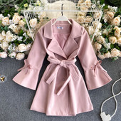 Дамско палто с колан на талията и панделка на ръкава