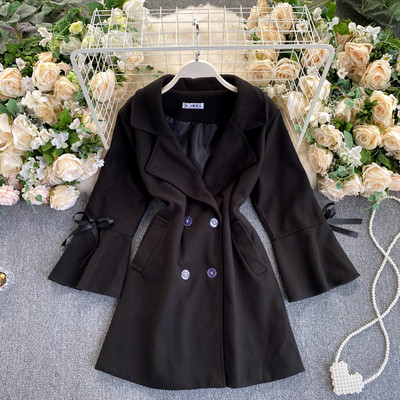 Дамско палто с колан на талията и панделка на ръкава