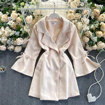 Дамско палто с колан на талията и панделка на ръкава