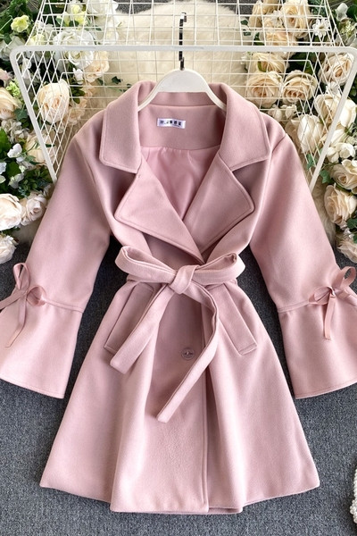 Дамско палто с колан на талията и панделка на ръкава