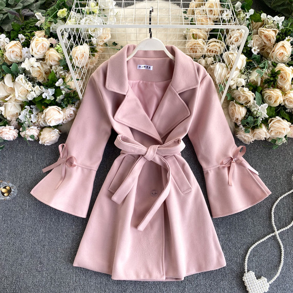 Дамско палто с колан на талията и панделка на ръкава