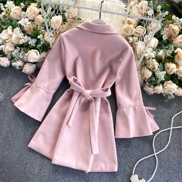 Дамско палто с колан на талията и панделка на ръкава