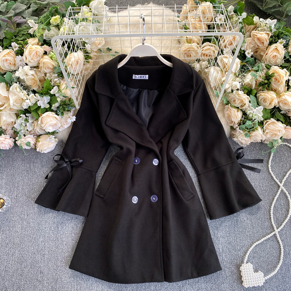 Дамско палто с колан на талията и панделка на ръкава