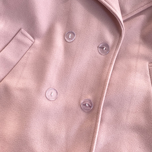 Дамско палто с колан на талията и панделка на ръкава