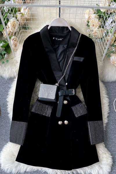 Stílusos női kabát derekán övvel - fekete színű