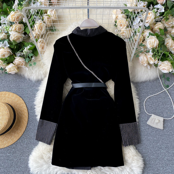 Stílusos női kabát derekán övvel - fekete színű