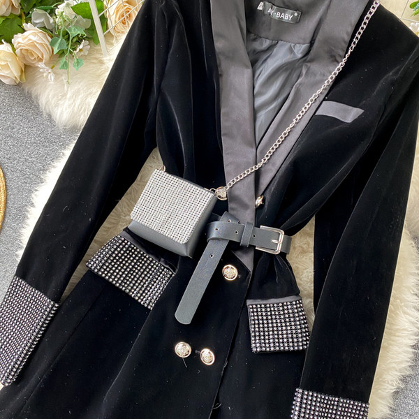 Stílusos női kabát derekán övvel - fekete színű