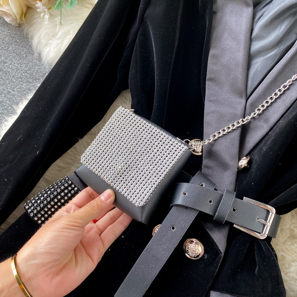 Stílusos női kabát derekán övvel - fekete színű