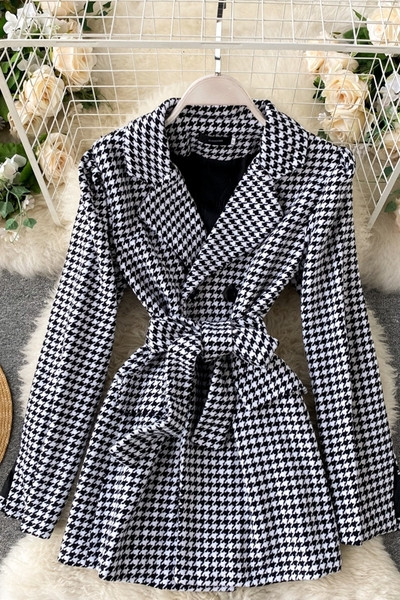 Női kabát derekán övvel, fekete-fehér színben