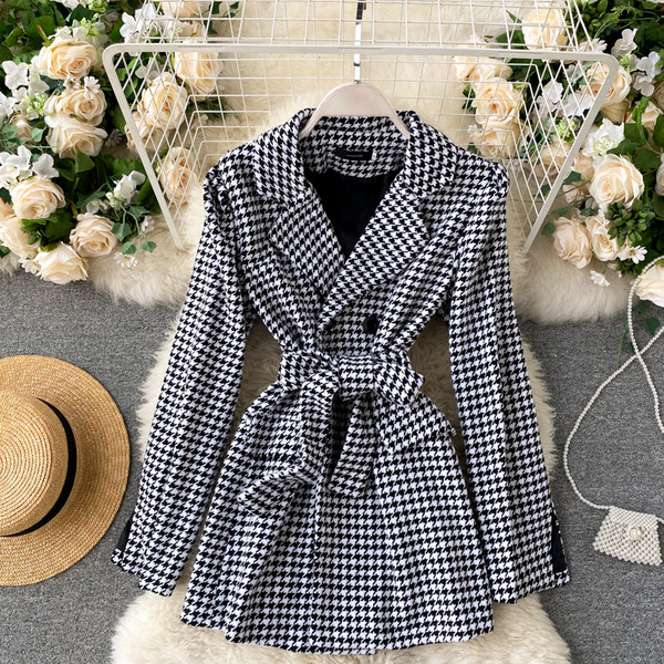 Női kabát derekán övvel, fekete-fehér színben