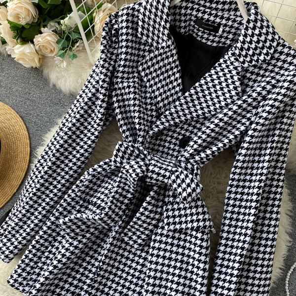 Női kabát derekán övvel, fekete-fehér színben