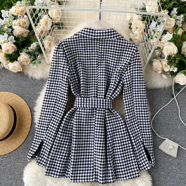 Női kabát derekán övvel, fekete-fehér színben