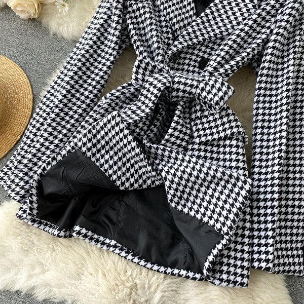 Női kabát derekán övvel, fekete-fehér színben