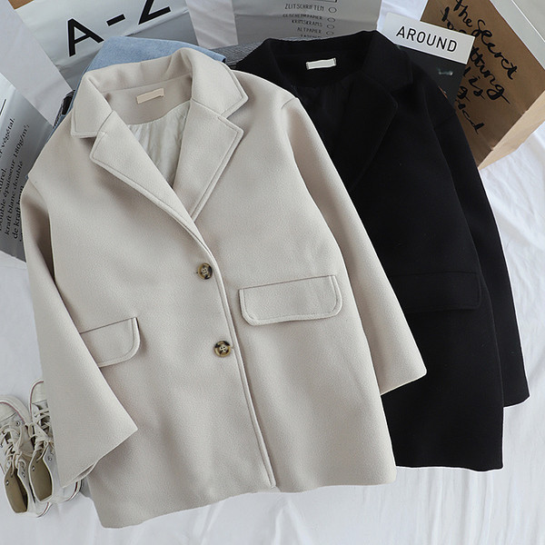 Retro stílusú női kabát gombokkal