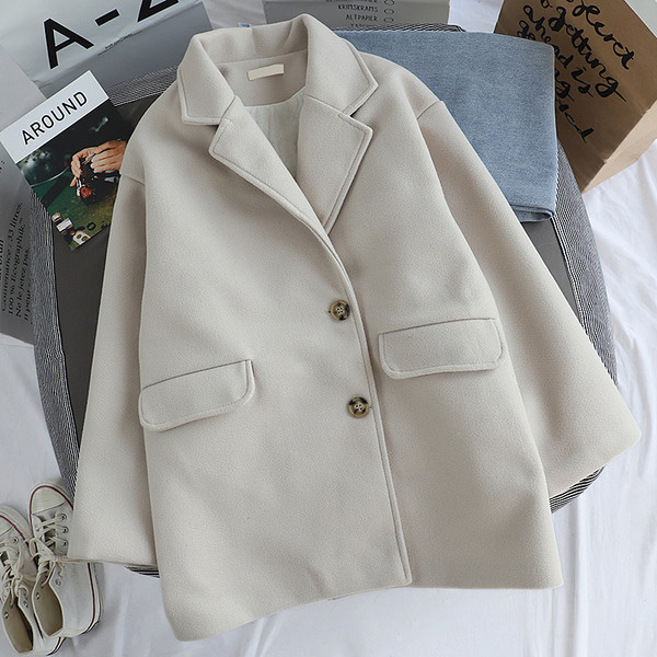 Retro stílusú női kabát gombokkal