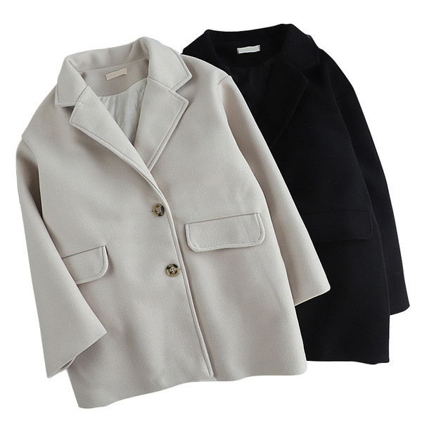 Retro stílusú női kabát gombokkal