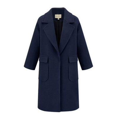 Hosszú őszi kabát nagy zsebekkel és klasszikus gallérral