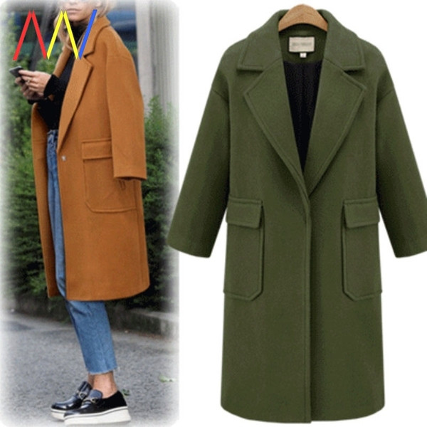 Hosszú őszi kabát nagy zsebekkel és klasszikus gallérral