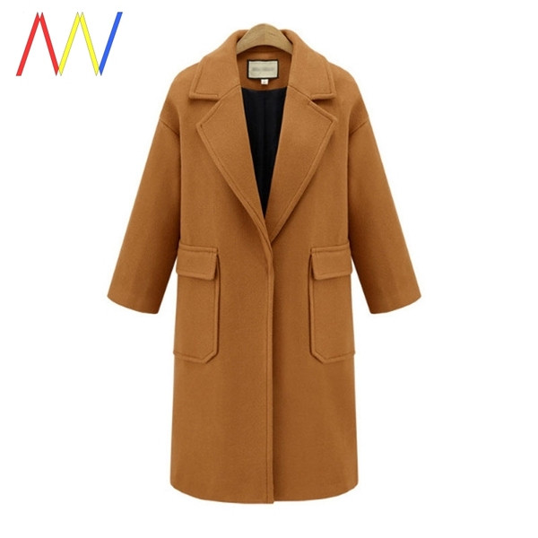 Hosszú őszi kabát nagy zsebekkel és klasszikus gallérral