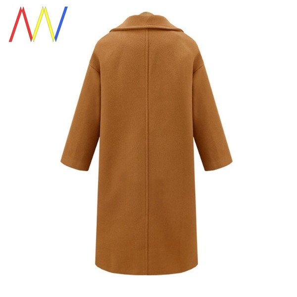 Hosszú őszi kabát nagy zsebekkel és klasszikus gallérral