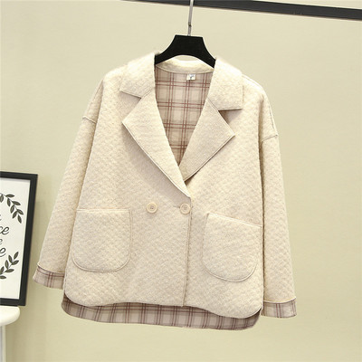 Modern női kabát gombokkal és zsebekkel - széles modell