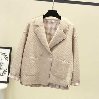 Modern női kabát gombokkal és zsebekkel - széles modell