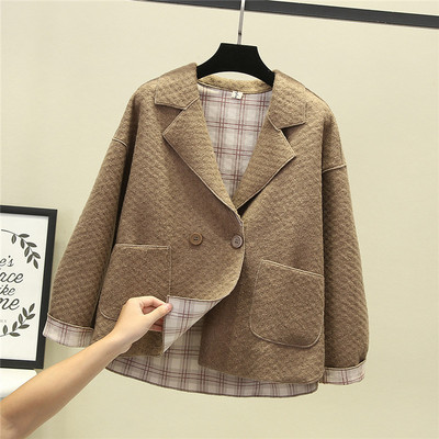 Modern női kabát gombokkal és zsebekkel - széles modell