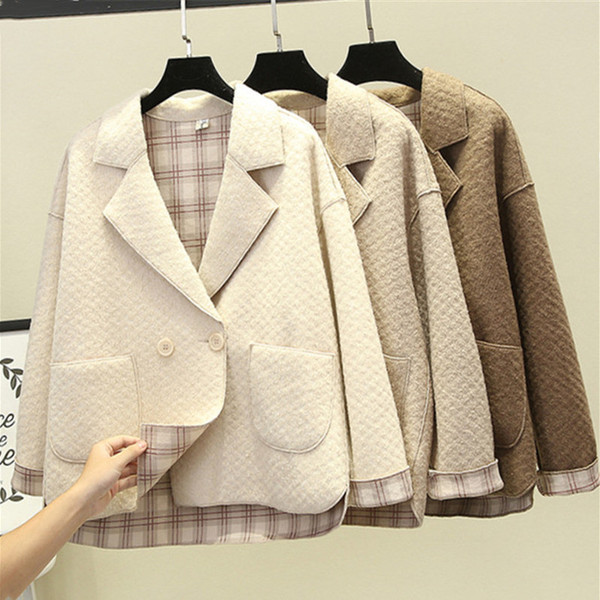 Modern női kabát gombokkal és zsebekkel - széles modell