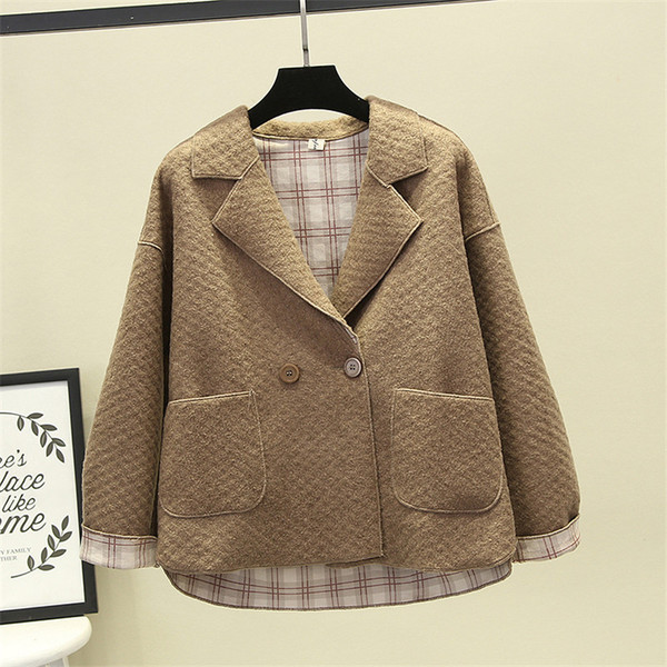 Modern női kabát gombokkal és zsebekkel - széles modell