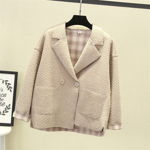 Modern női kabát gombokkal és zsebekkel - széles modell