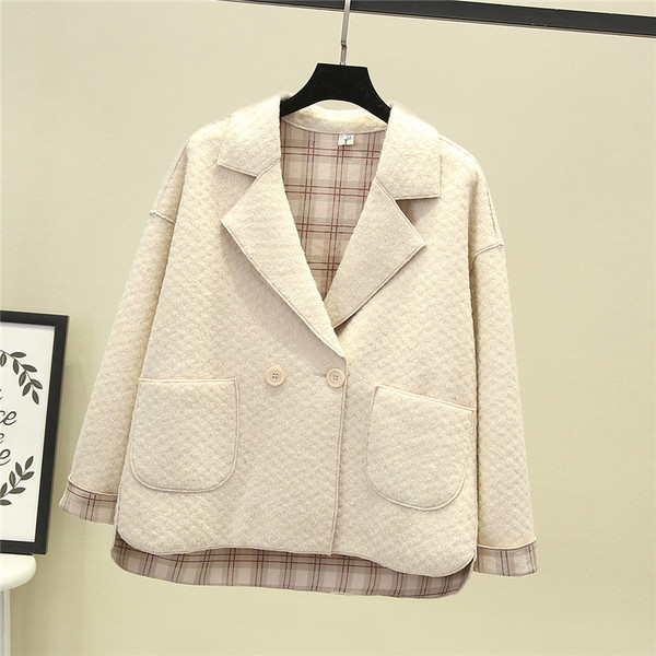 Modern női kabát gombokkal és zsebekkel - széles modell