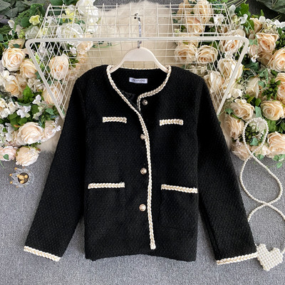 Stílusos női kabát gombokkal és zsebekkel