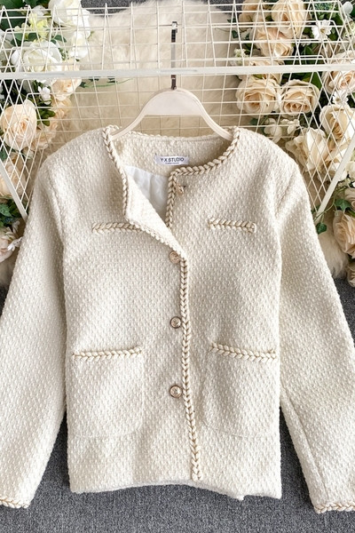 Stílusos női kabát gombokkal és zsebekkel