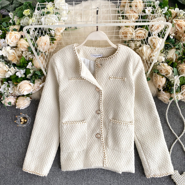 Stílusos női kabát gombokkal és zsebekkel