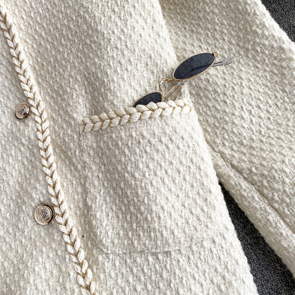 Stílusos női kabát gombokkal és zsebekkel