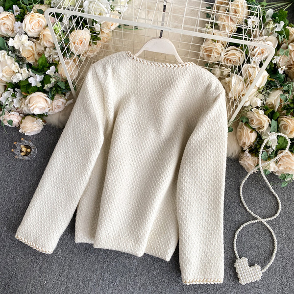 Stílusos női kabát gombokkal és zsebekkel