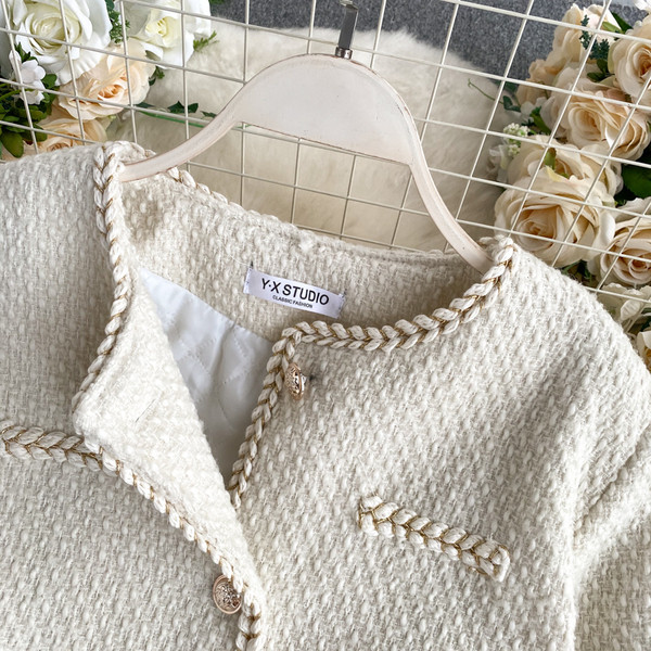 Stílusos női kabát gombokkal és zsebekkel