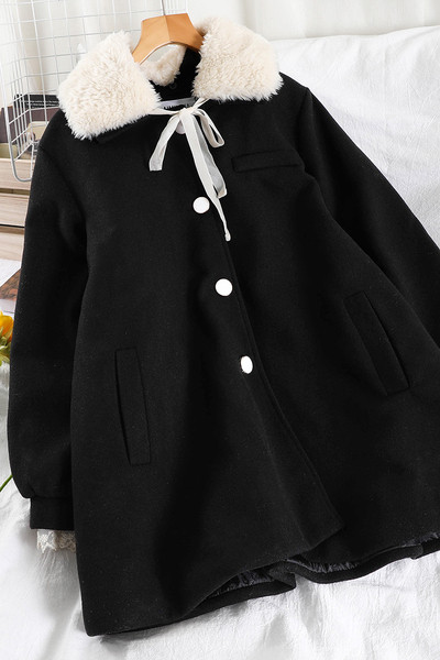Női alkalmi kabát fekete színben, pehelygallérral